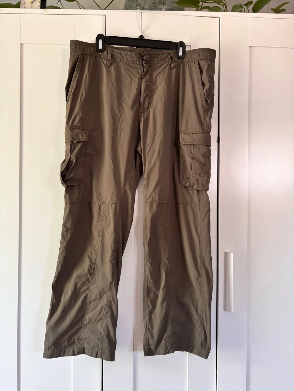 Men's Northface Cargo Hiking Pants in Olive Green